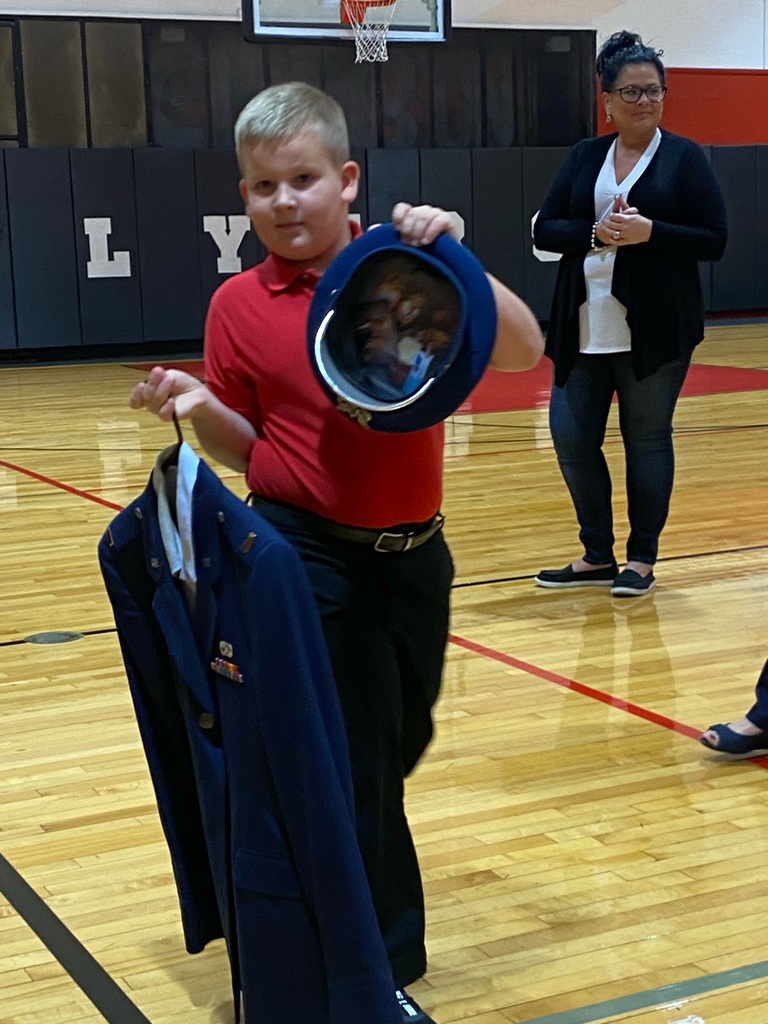 2nd graders visit with Veterans